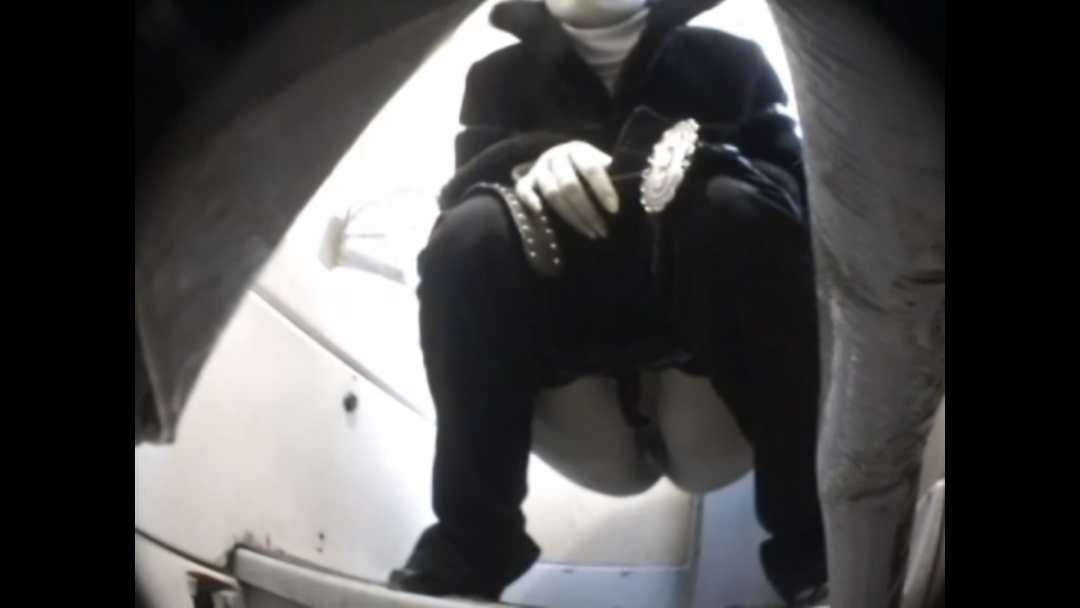 Женщина снизу скрытая камера