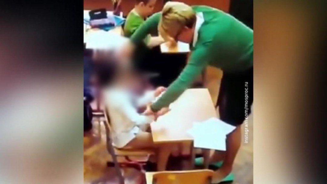 Учительницу прямо в школе