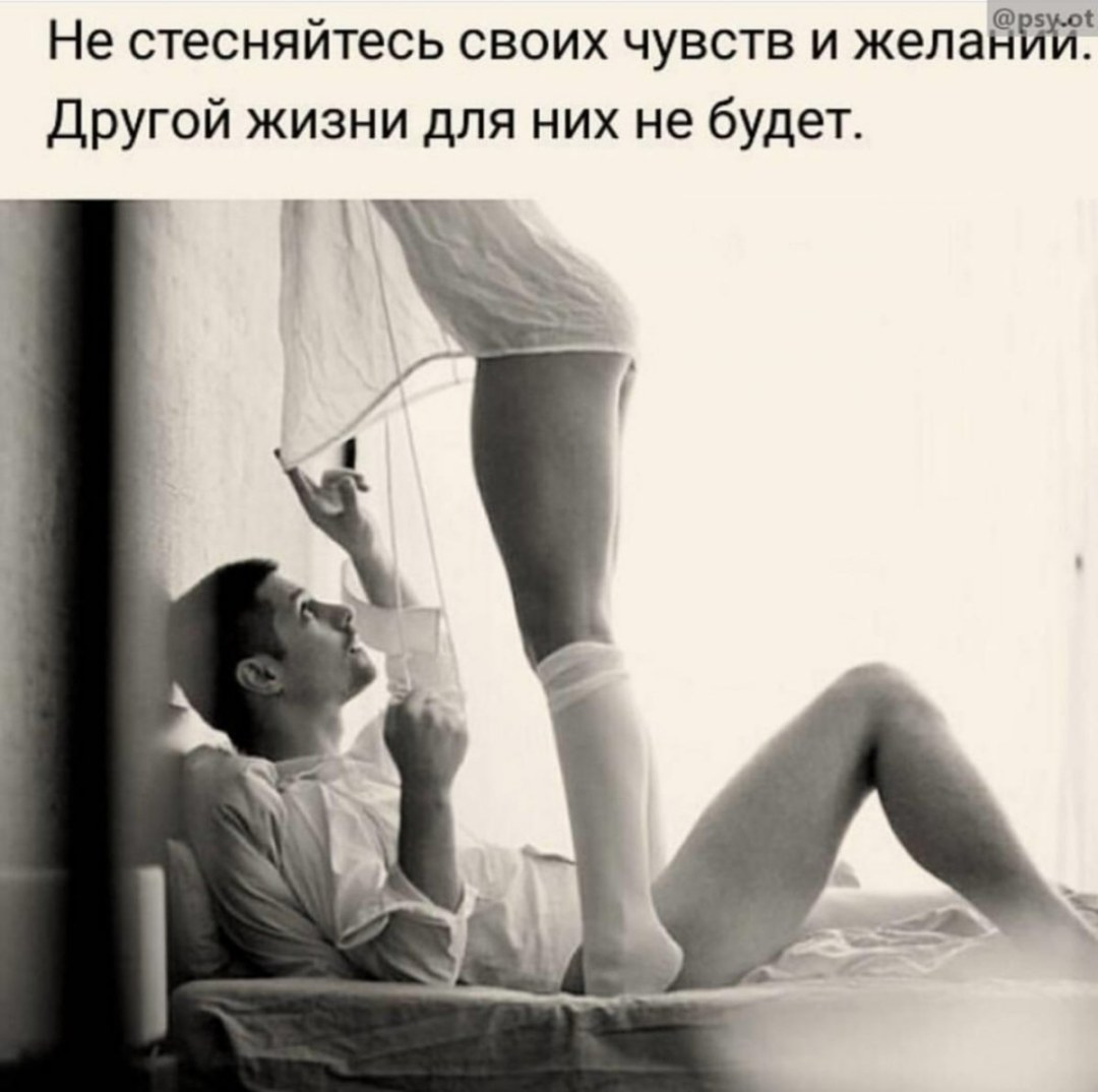 Парень целует девушку