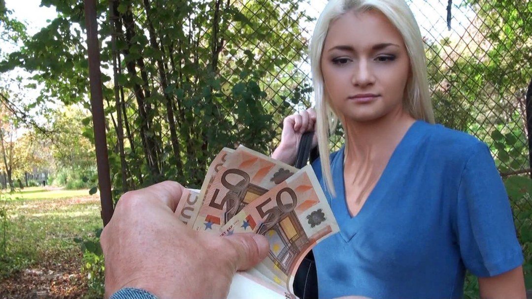 Русская девушка за деньги