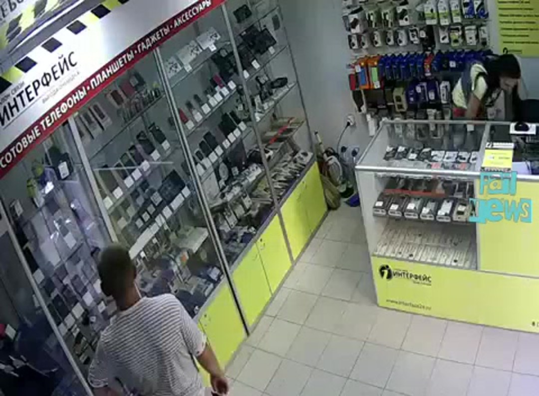 Продавец в салоне сотовой связи