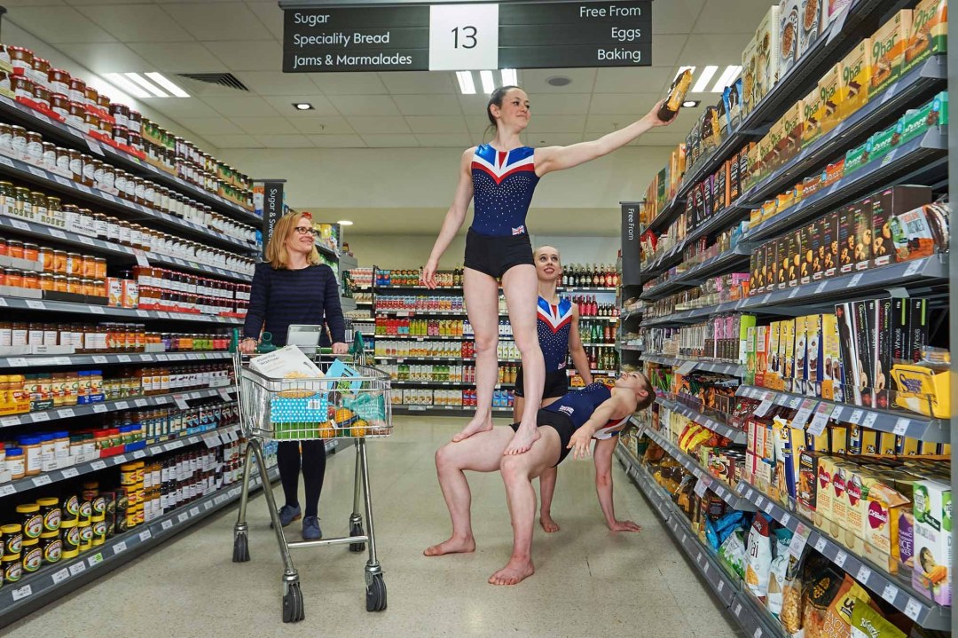 Забавные девушки в магазине