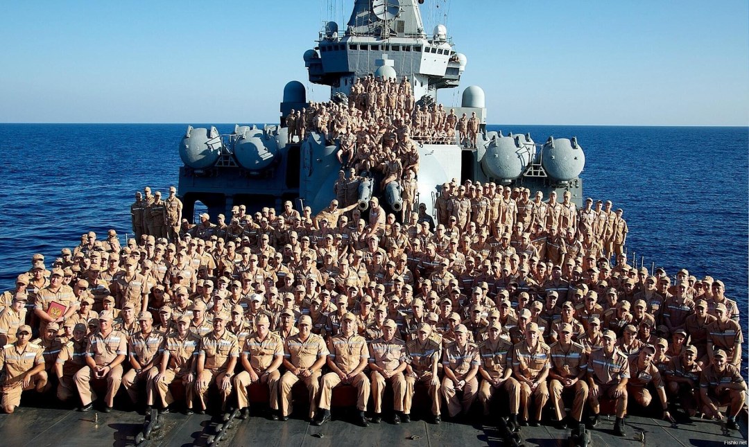 Девушка в космическом корабле арт