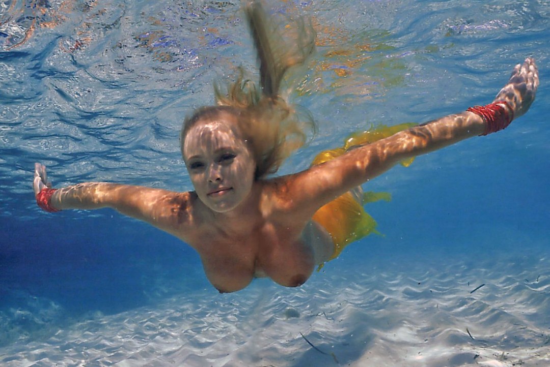 Valory Irene сиськи под водой