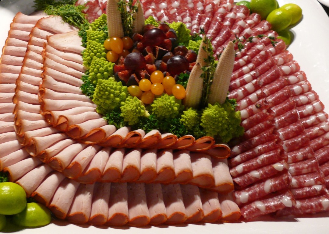 Сервировка колбасных изделий