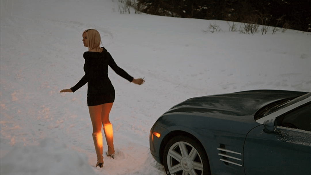 Блондинка зимой на авто