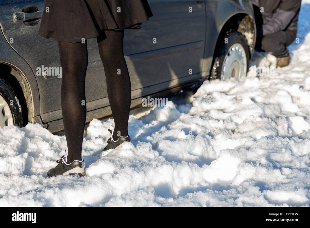 Девушка на коленях в снегу