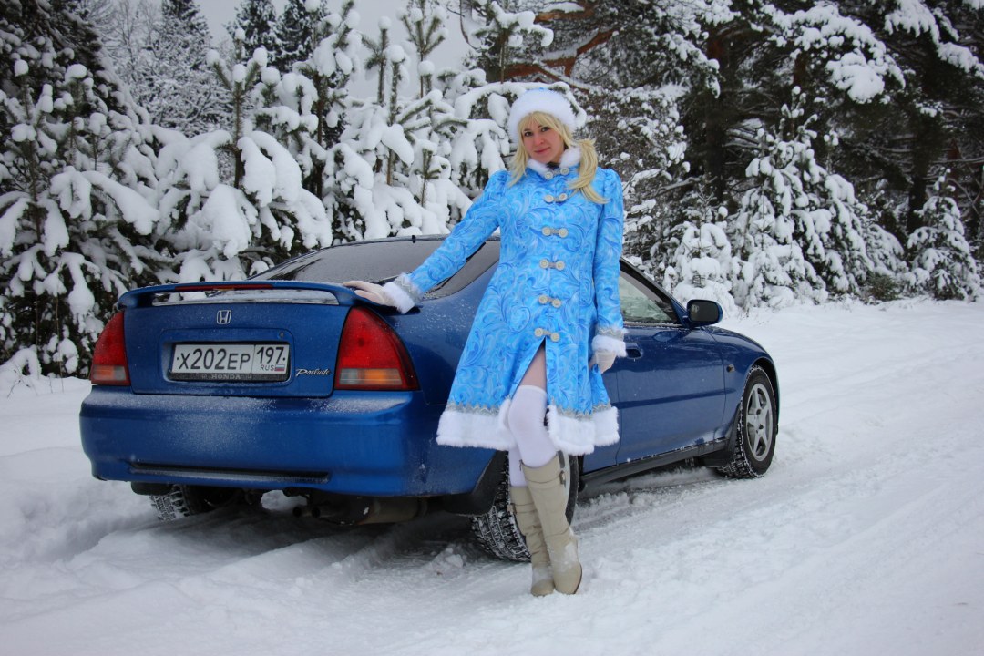 Снегурочка около машины