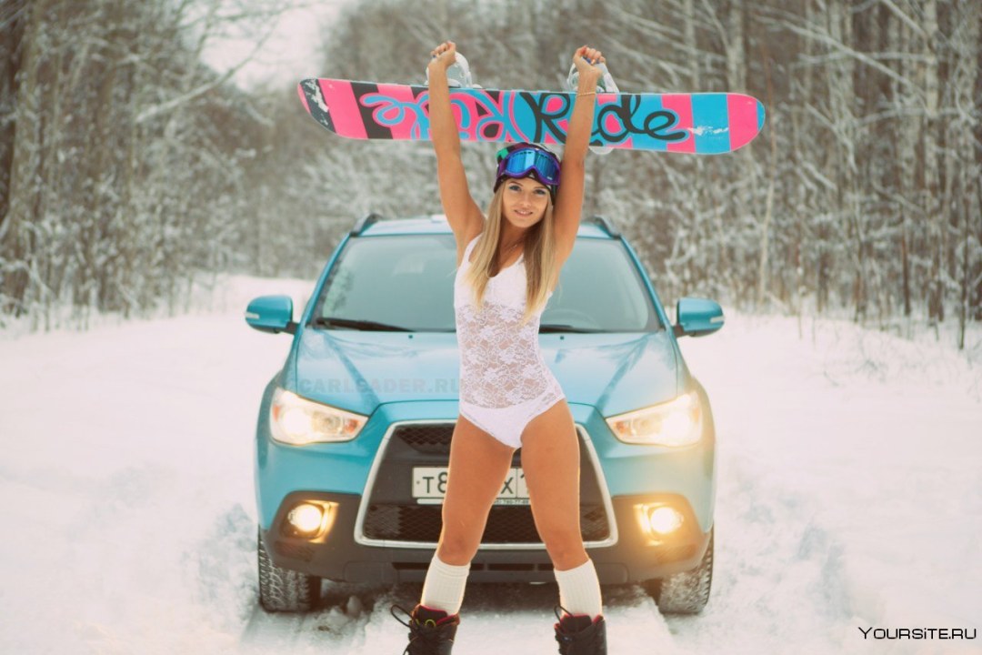Фотосессия зимой в купальнике и машине