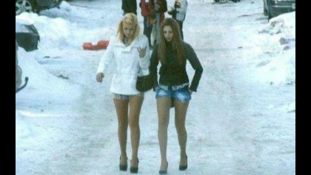 Девушка в шортах зимой