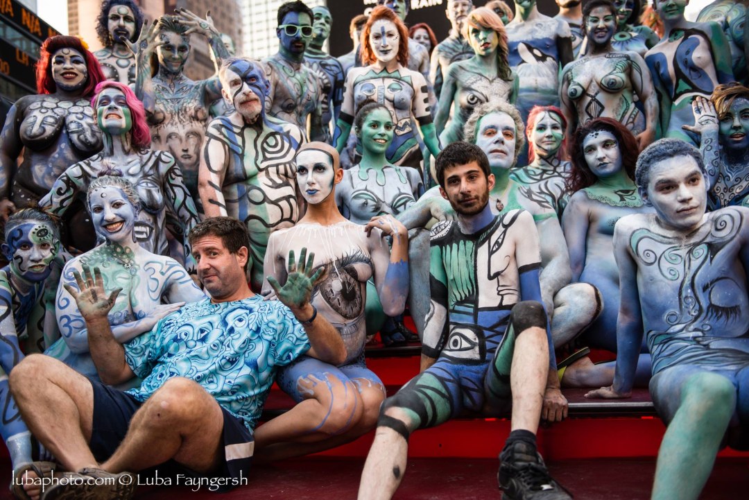 Голые мужчины и женщины в душе