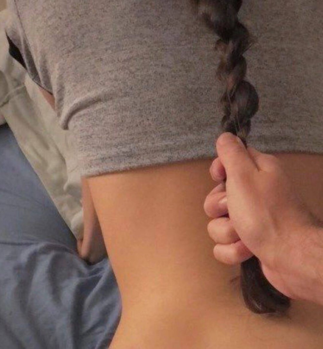 Держит за косички