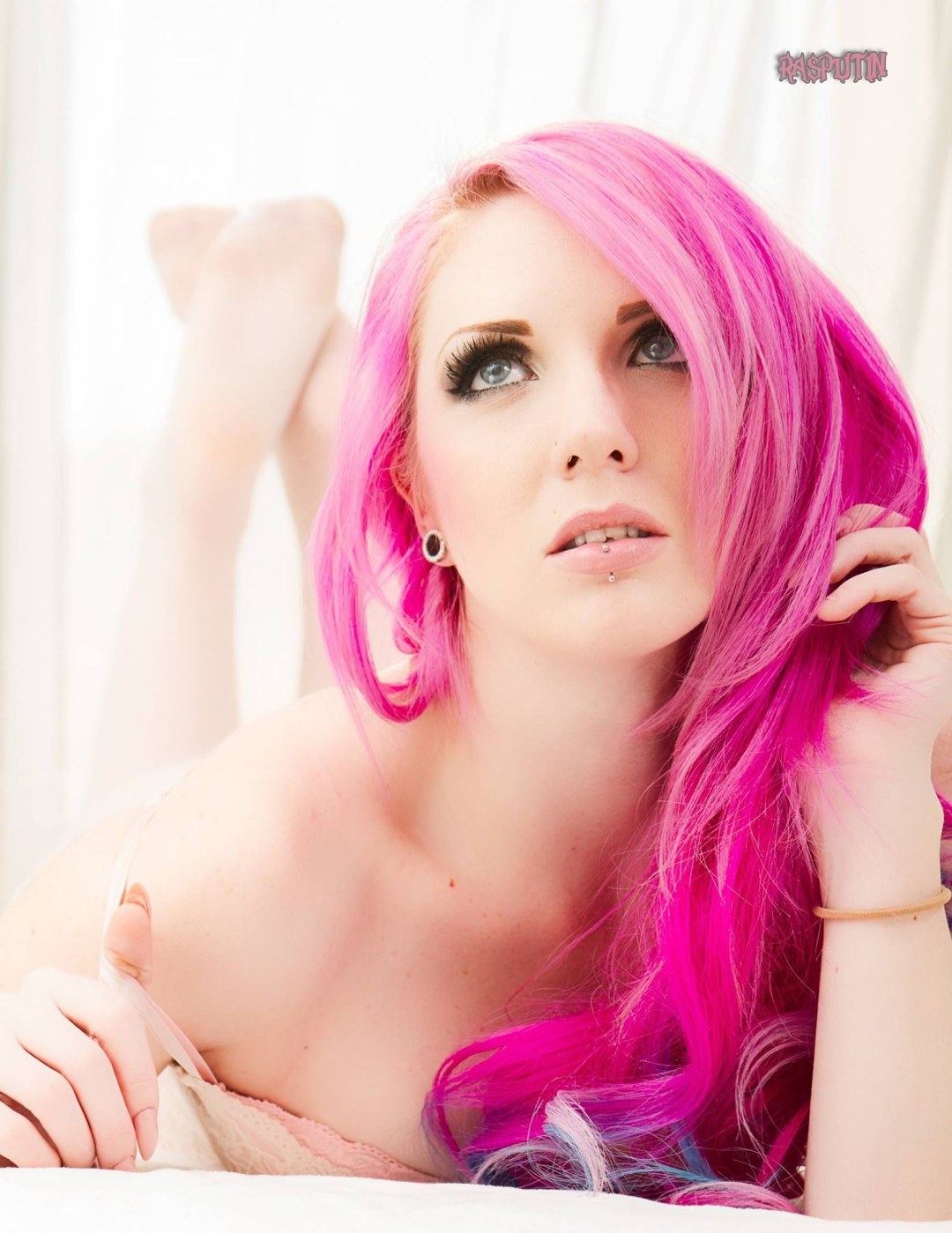 Фотосессия с розовыми волосами