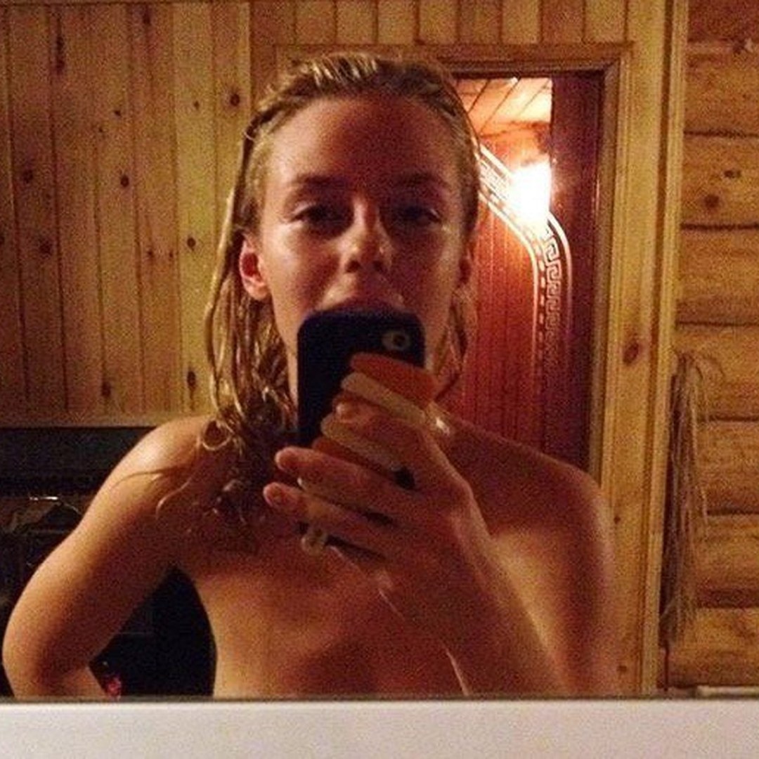 Ян топлес в бане