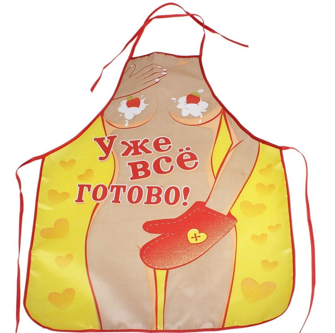 Мужчина в фартуке на кухне