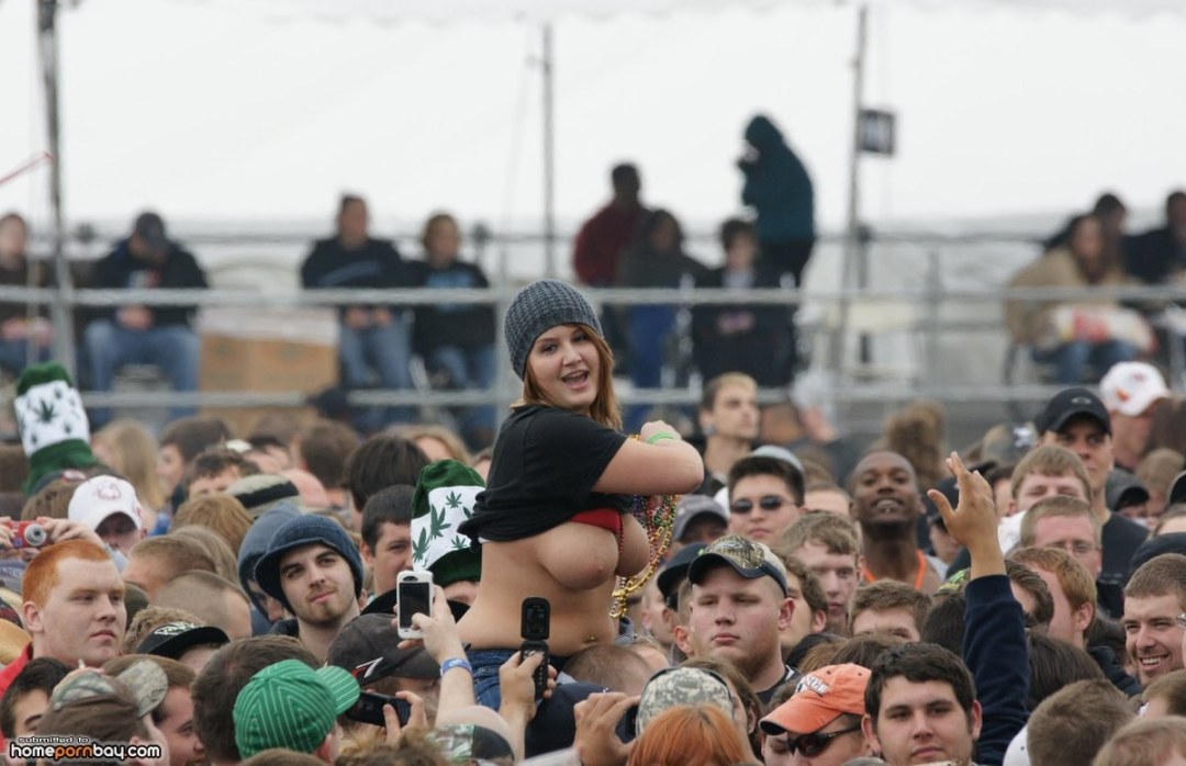 Фестиваль пустые холмы 2008 голышом