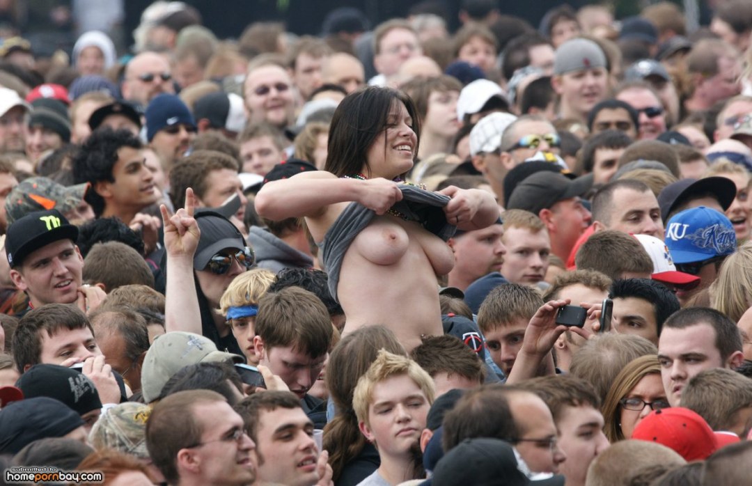 Голые сиськи на рок концерте