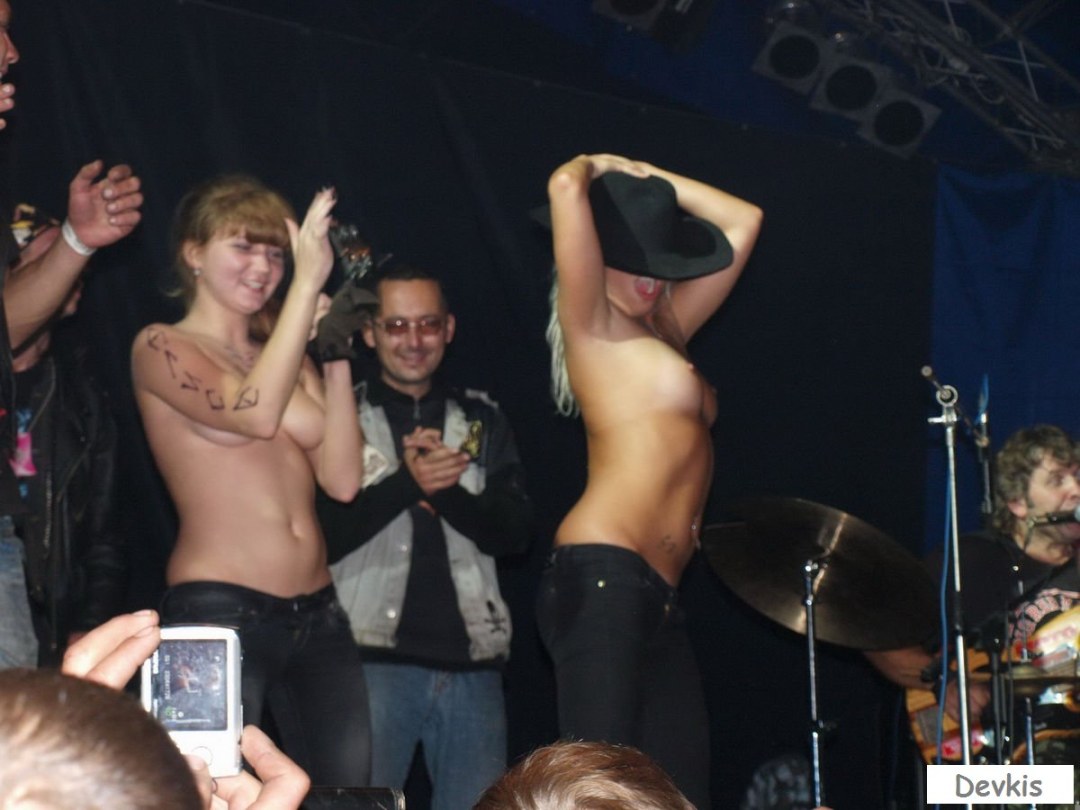 Девушки топлесс на концертах