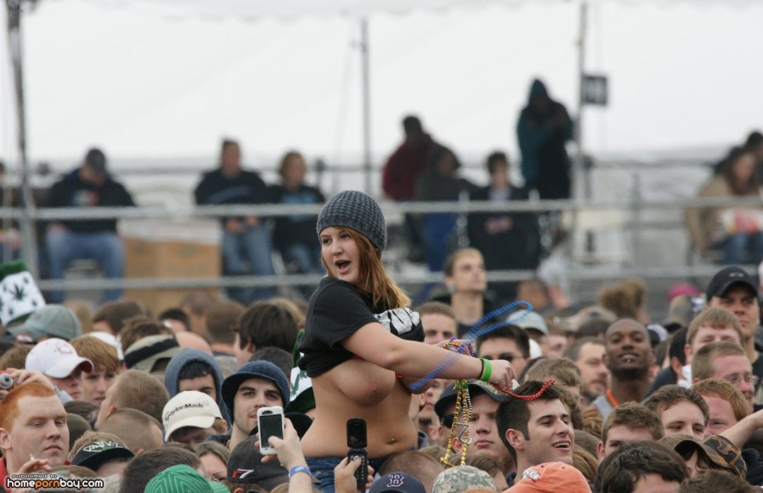 Девушка топлес на фестивале