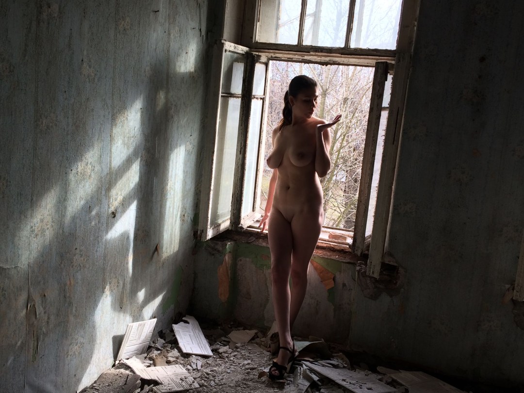 Голая дала среди развалин