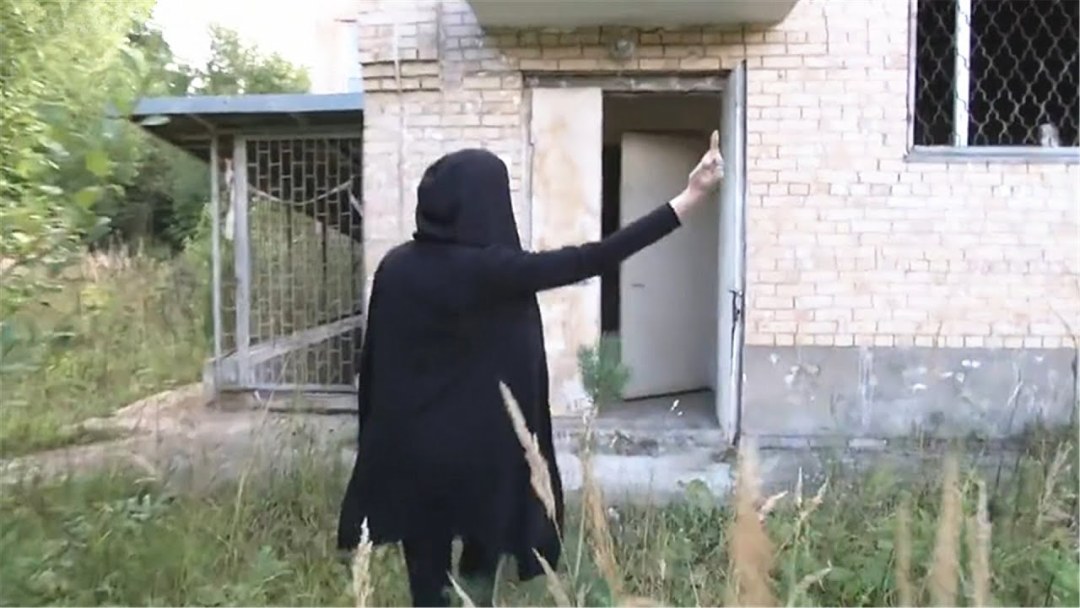 Джулия Ванг показывает фак