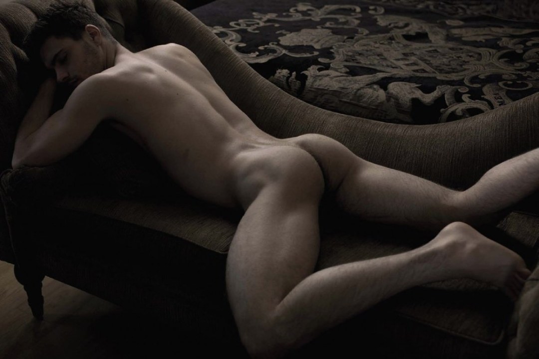 Красивые голые парни позируют