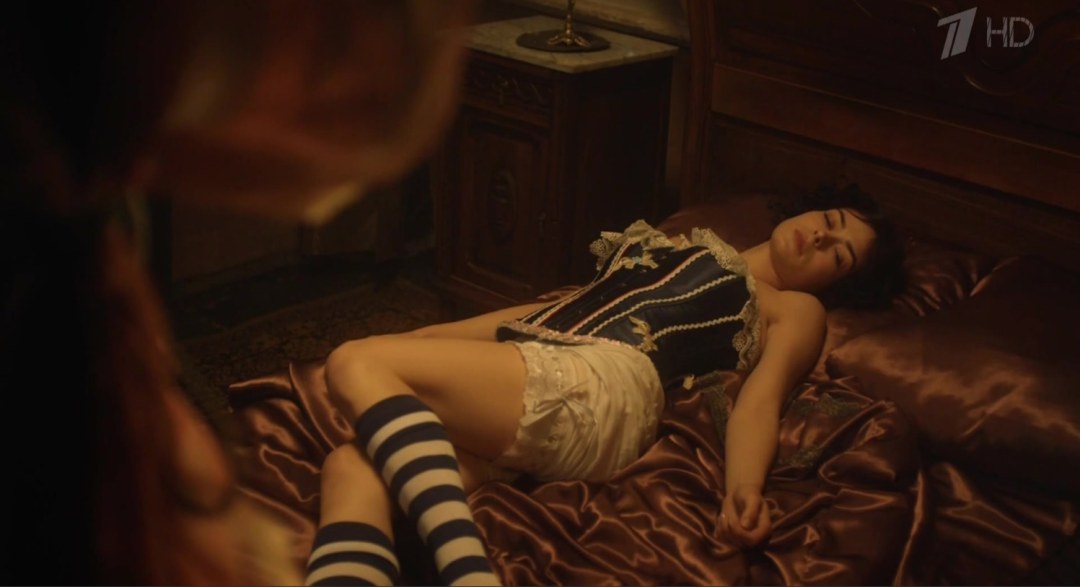 Эро брюнетка в белых чулках