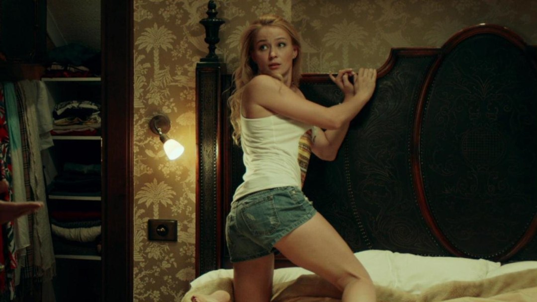 Голые красотки между ножек