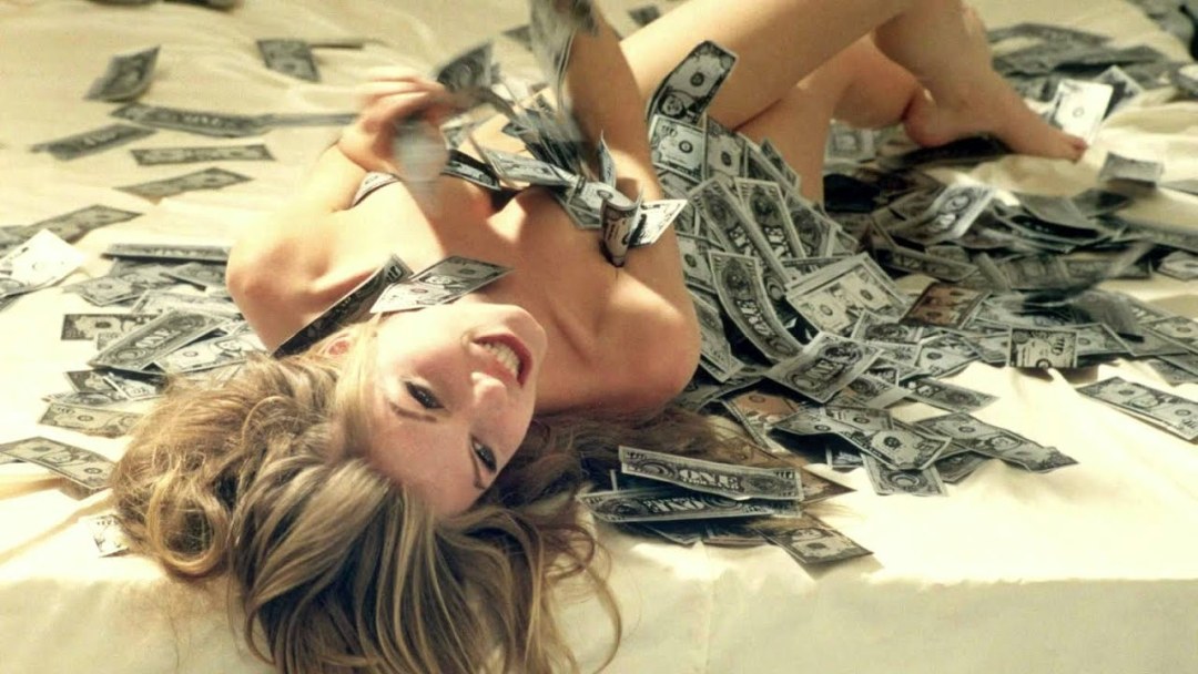 Девушка с кучей денег