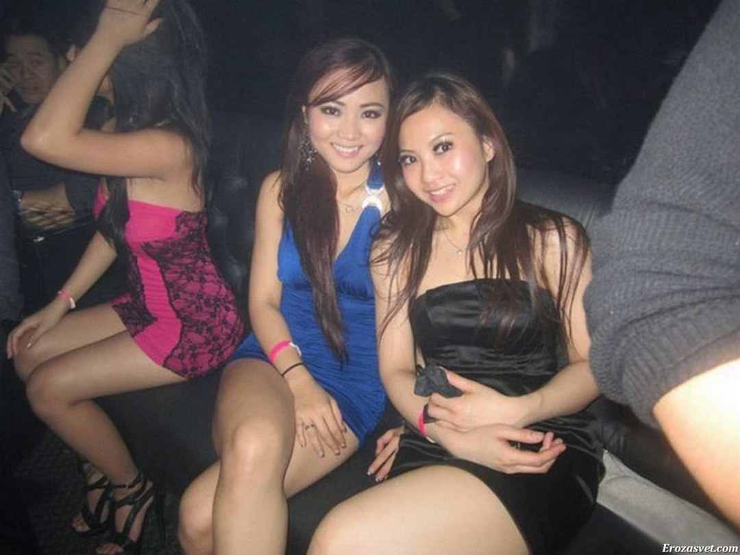 Голые жены в чулках на природе