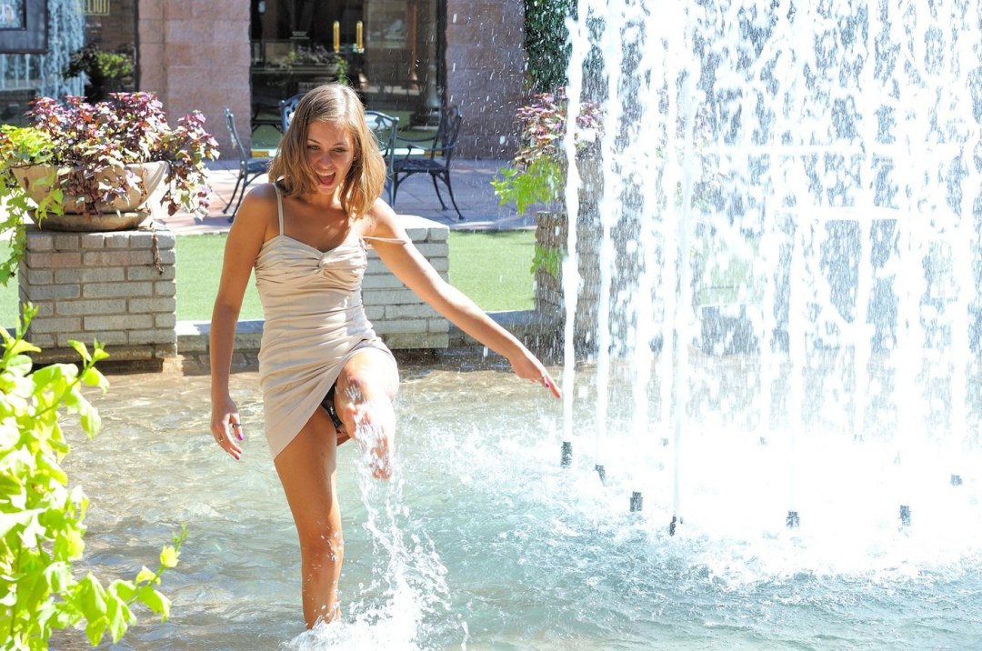 Женщина у фонтана