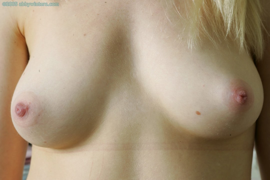 Женская грудь в разные стороны