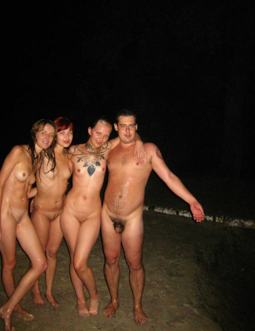 Девушки голышом в компании