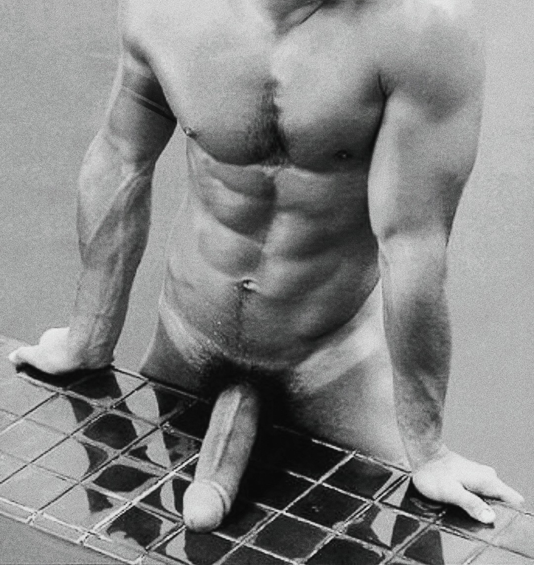 Голый парень с членом домашнее