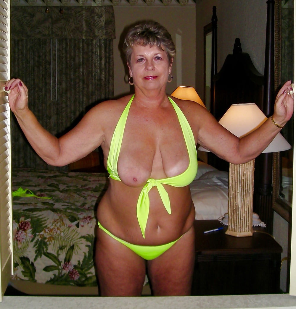 Пожилые дамы в экстрим бикини