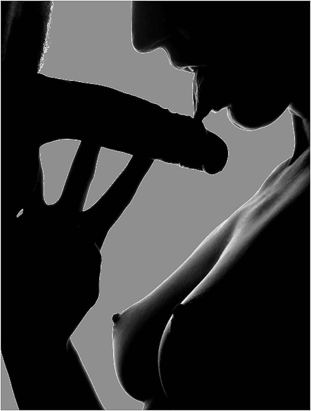 Красивая девушка облизывает член