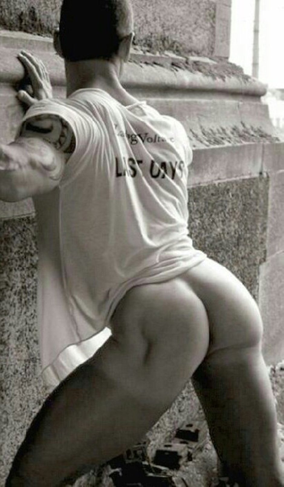 Мужская попа без трусов