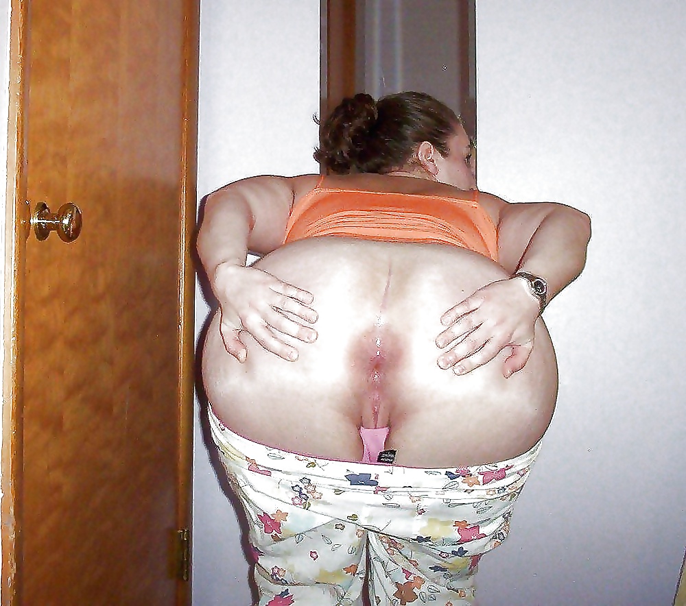 Женщины раздвигают ягодицы