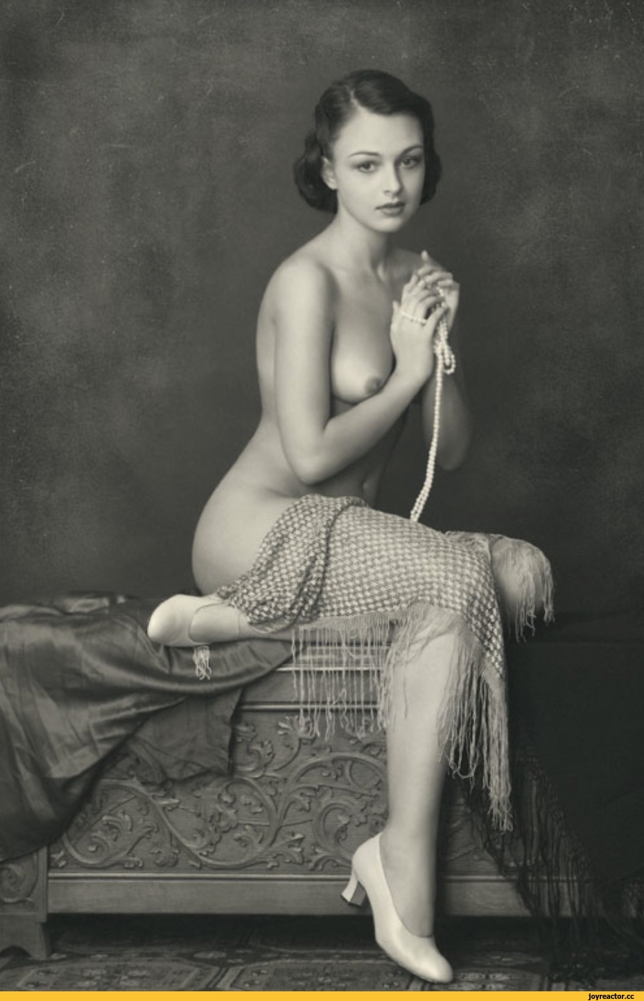 Девушки ню в стиле ретро