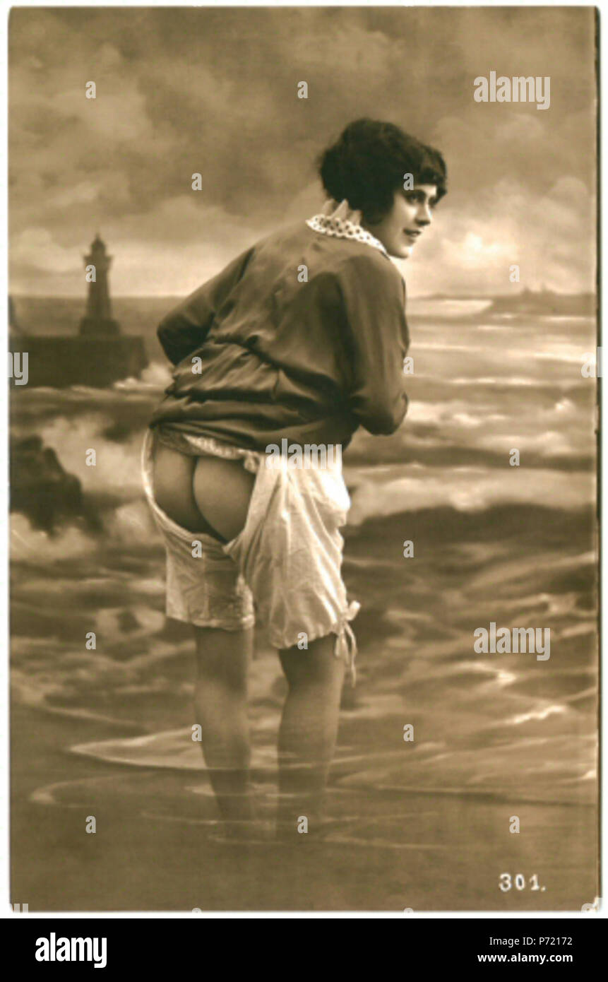 Зрелые со спущенными трусами