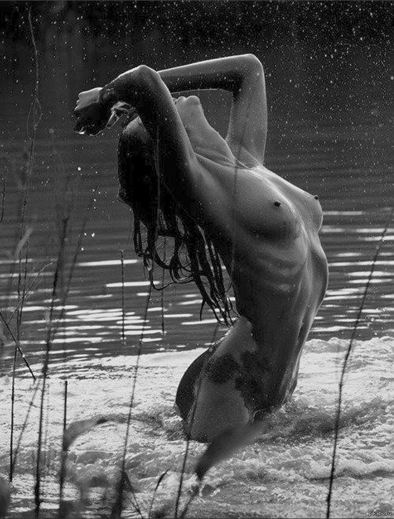 Голые женщины под дождем