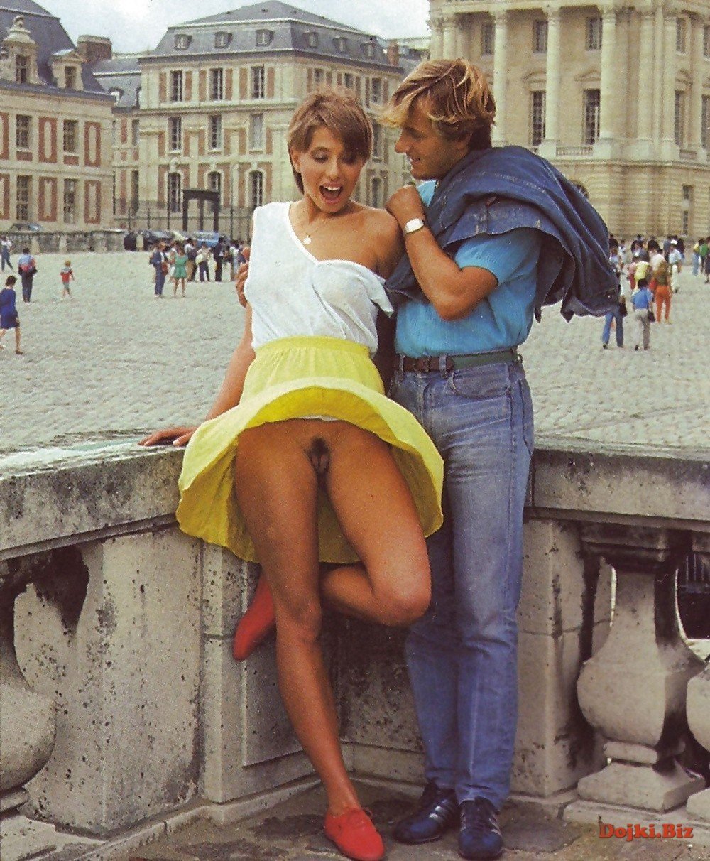 Женщины в коротких платьях без трусов