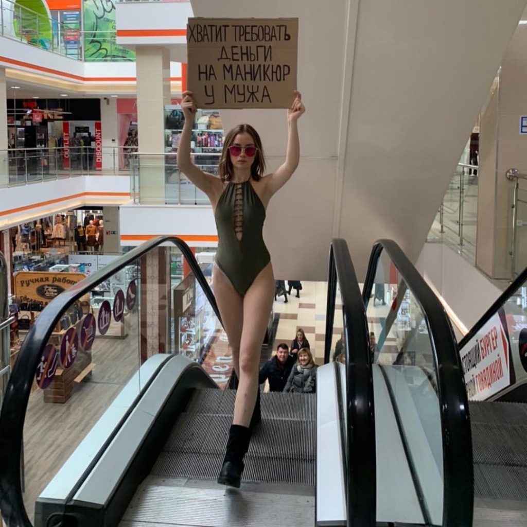 Девушка в супермаркете