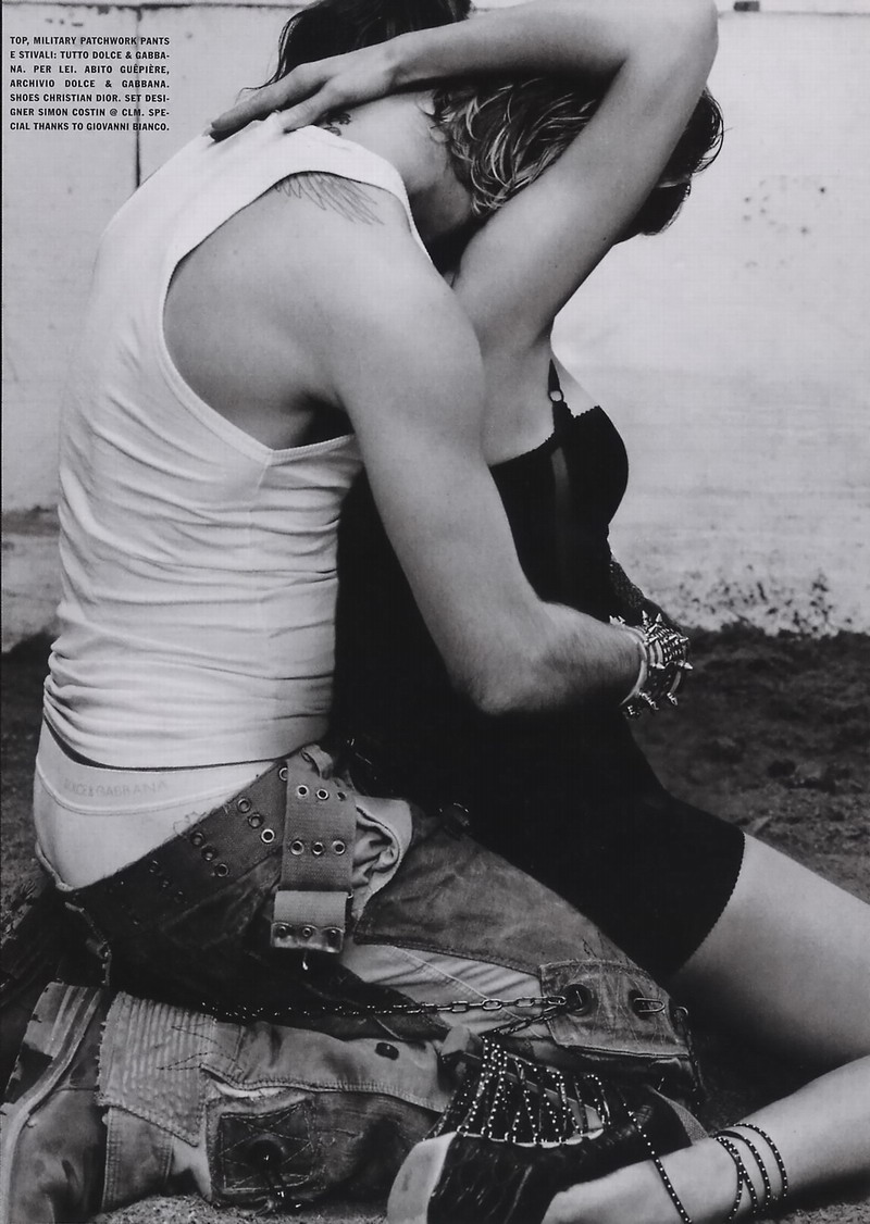 Мужская рука на ноге