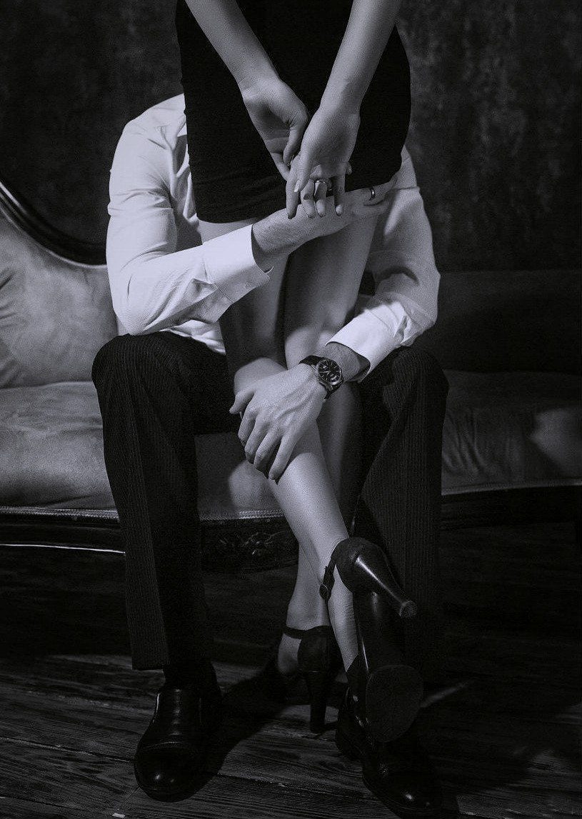 Красивая девушка сидит на лице