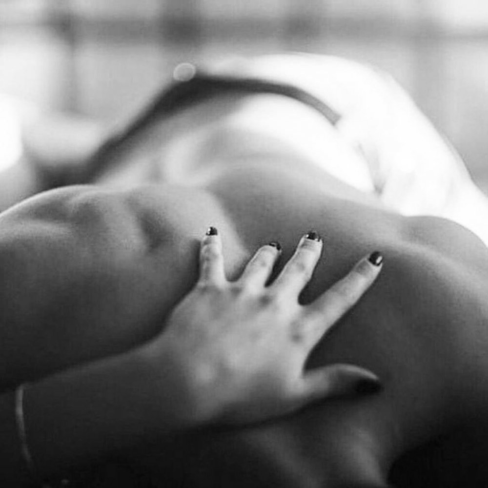 Мужская спина в постели