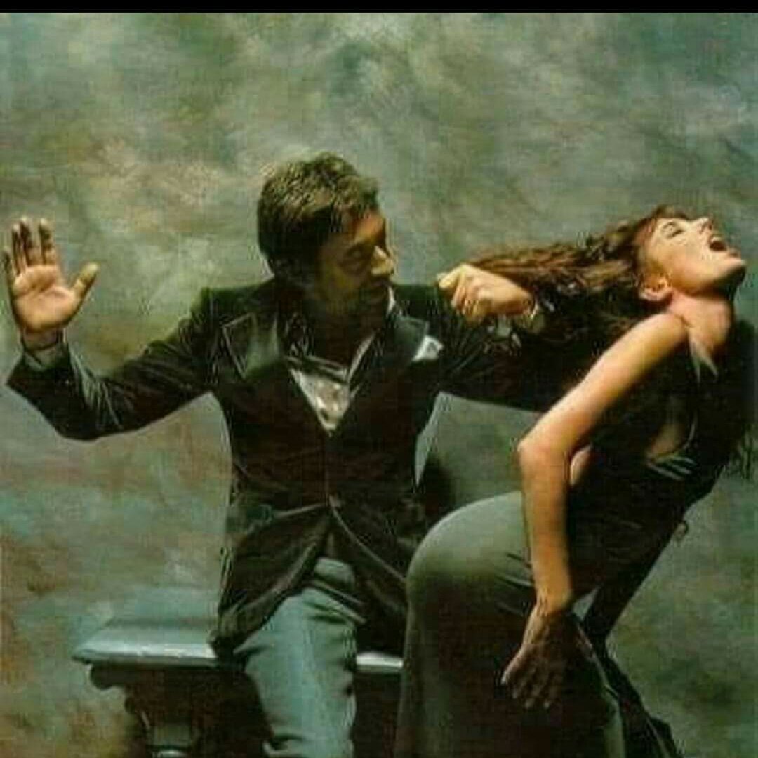 Женщина наказывает мужчину