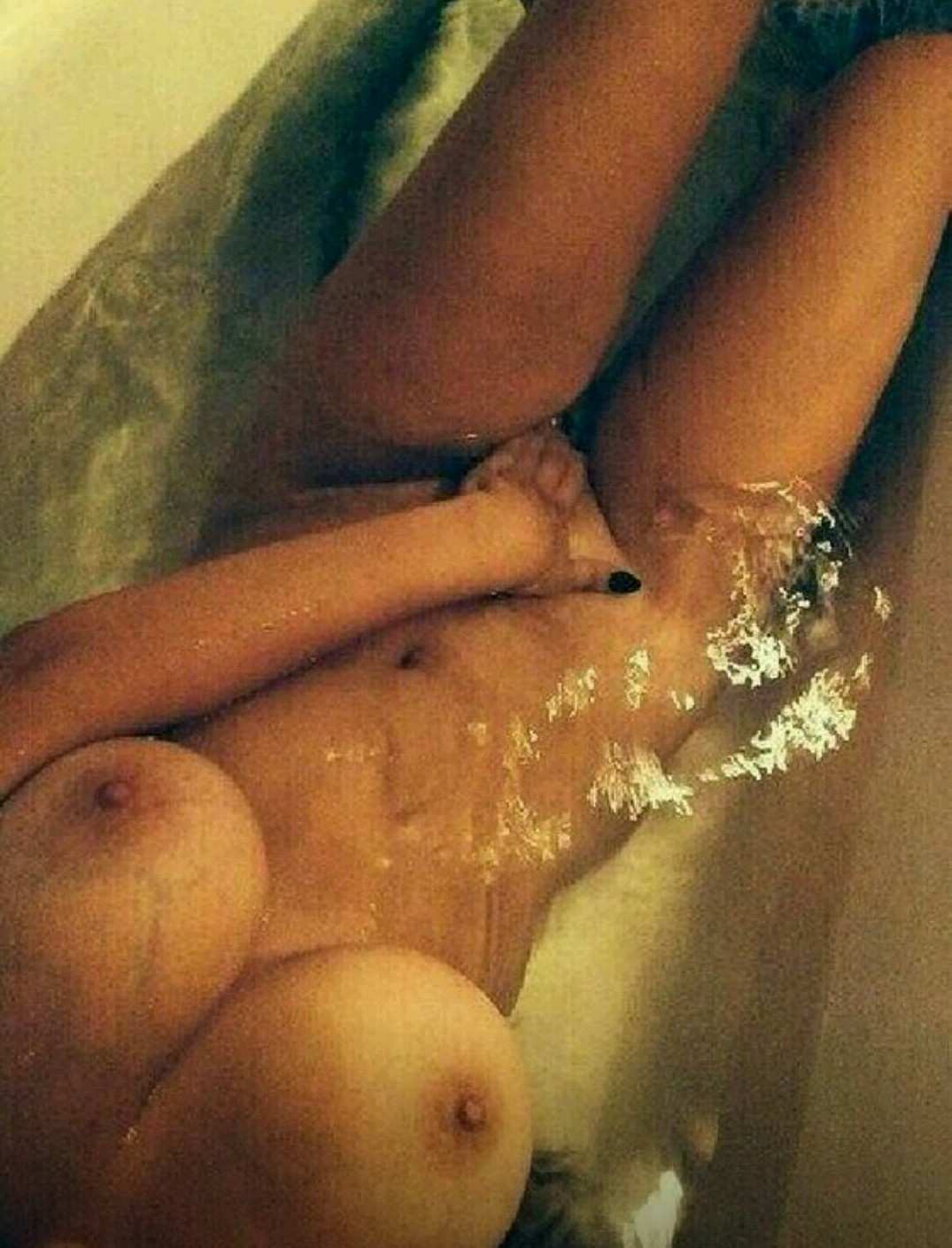 Голая в ванной перед зеркалом