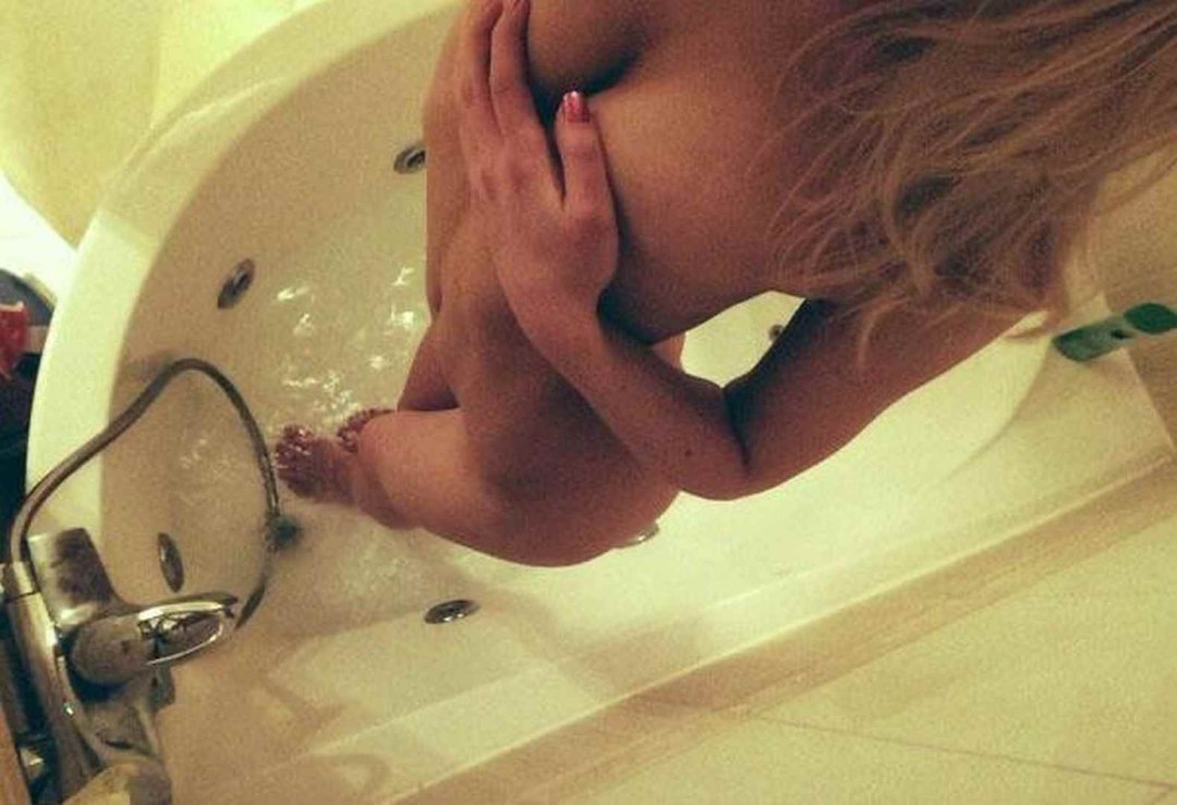 Женские титьки в ванной