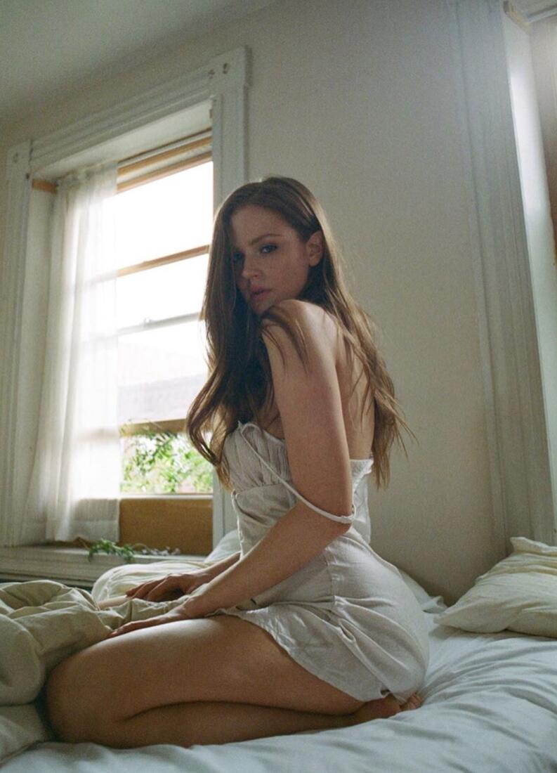 Мэгги Геха топлесс